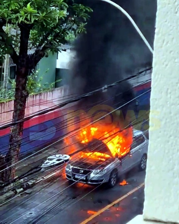 Carro pega fogo em avenida movimentada de Ondina