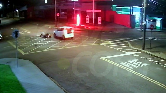 Vídeo: motorista fura preferencial e causa batida com jovens em Cascavel