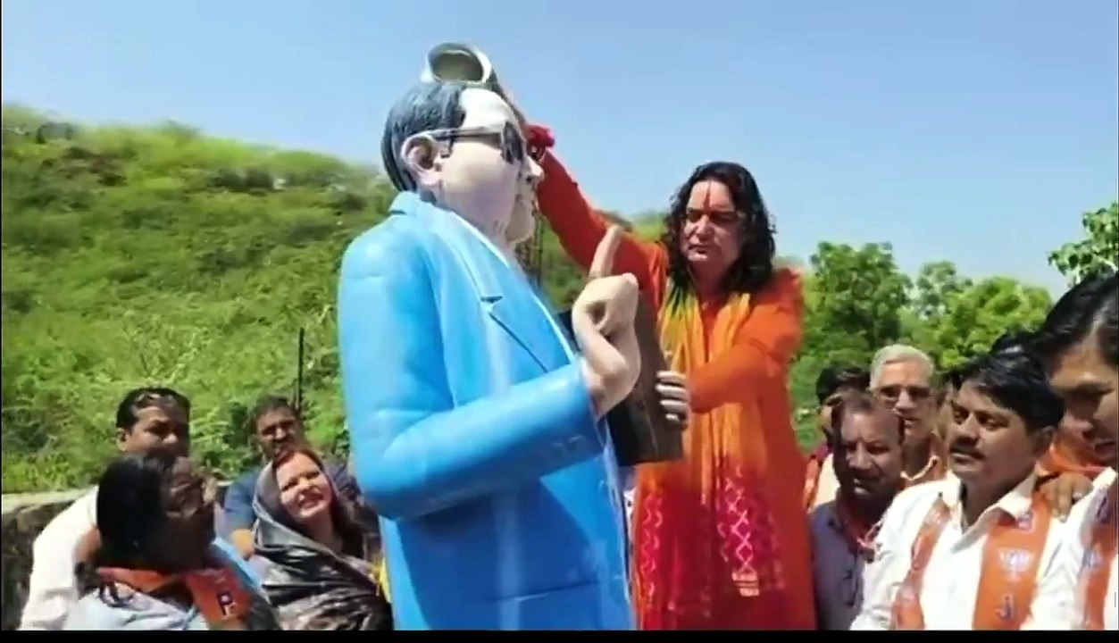 डॉ. भीमराव अंबेडकर की प्रतिमा को दूध से नहलाया