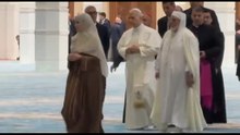 Il Papa scalzo in moschea ad Algeri e in silenzio davanti al "Mihrab"