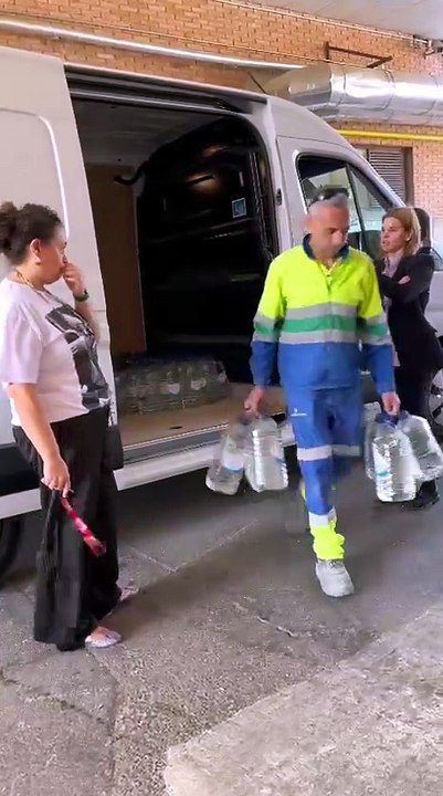 Alcalá de Henares reparte agua con cisternas y garrafas y avisa de posibles cortes esta tarde