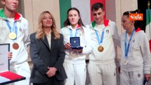 Meloni riceve gli atleti di Milano-Cortina, sorrisi, selfie e l'omaggio del tricolore firmato