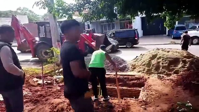 Momento en que rescatan a una vaca que cayó dentro de un pozo ciego en construcción