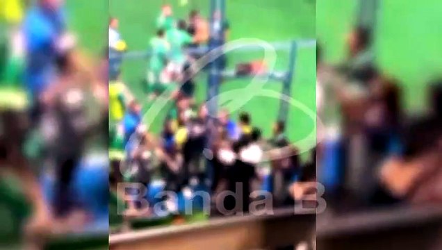 Confusão entre jogadores e torcedores