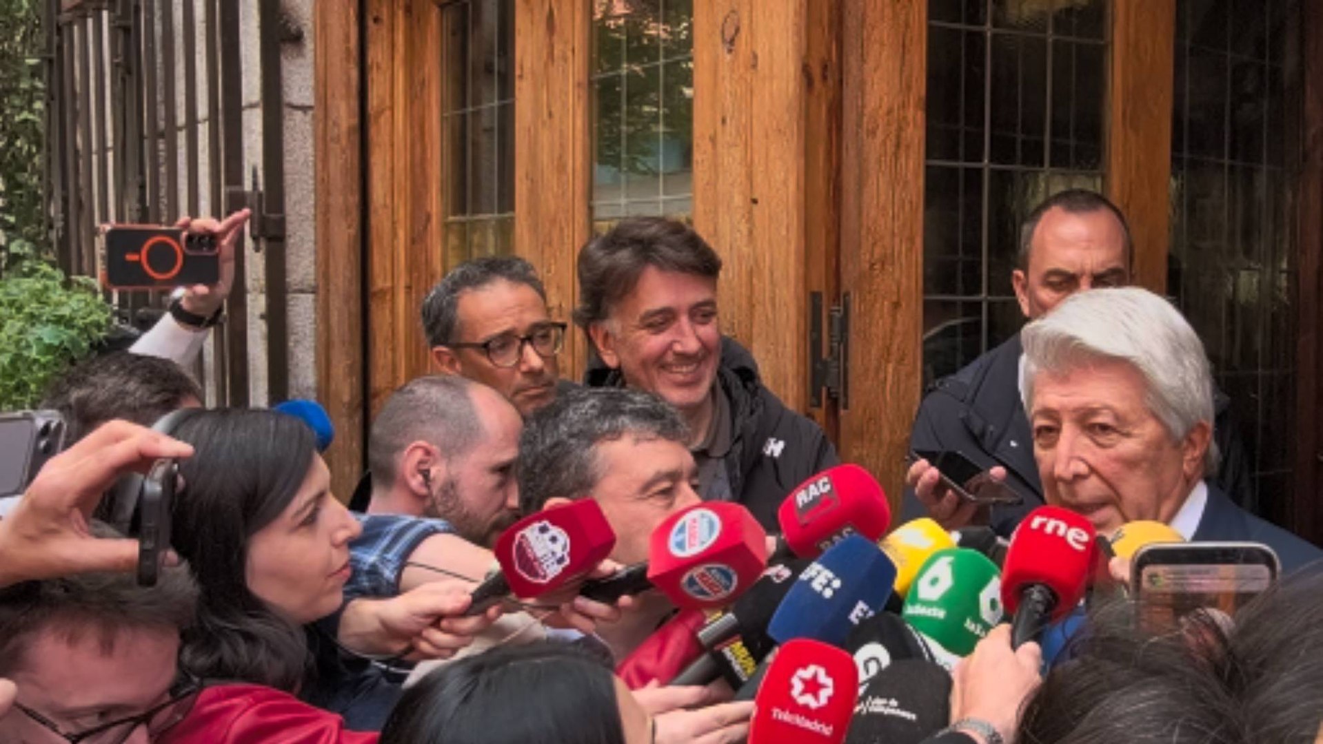 Cerezo: "Lo del césped es una tontería de mucho cuidado"