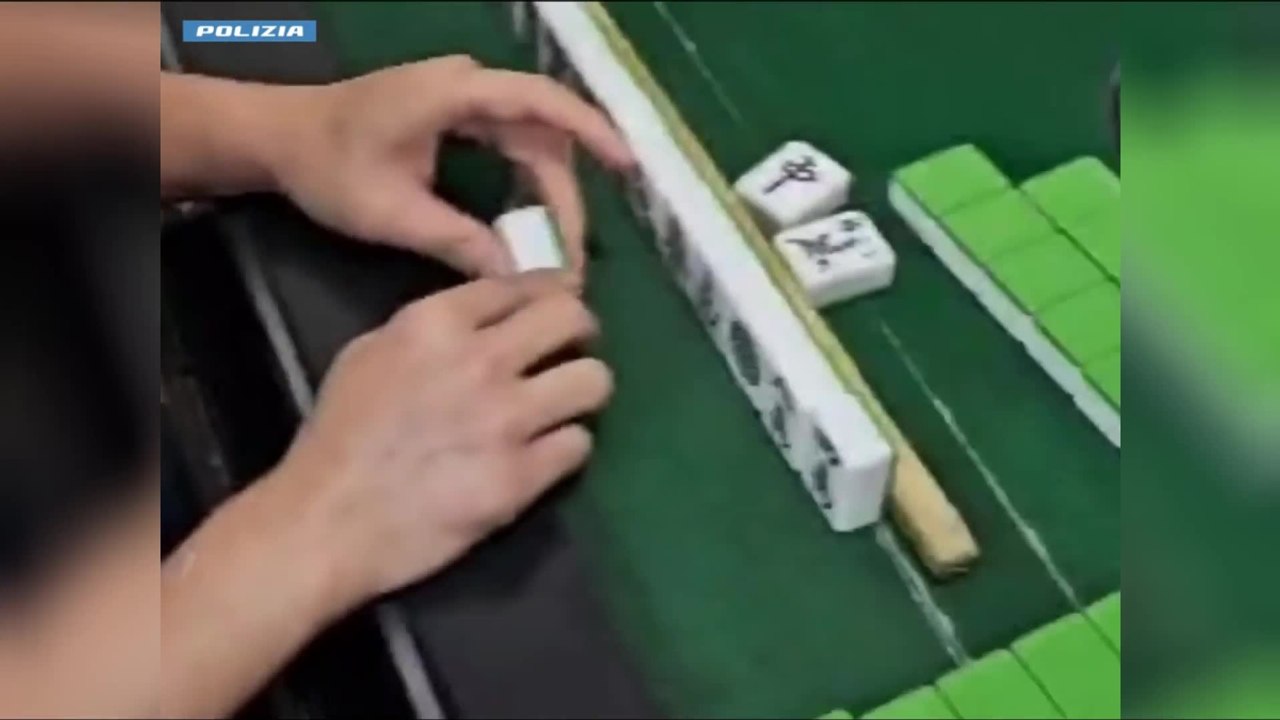 Milano, la polizia fa irruzione alla Comasina e scopre una bisca clandestina di Mahjong