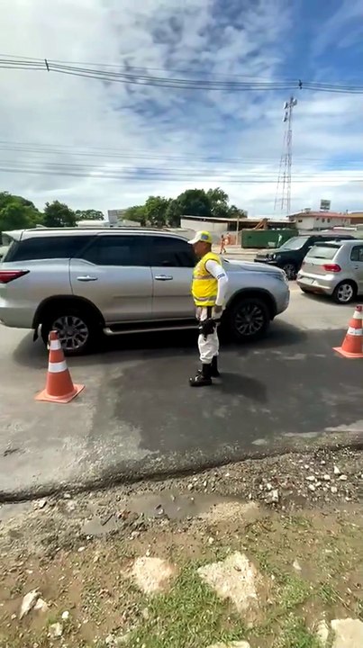 Carro bate em poste após descer ladeira que liga os bairros Farol e Poço, em Maceió