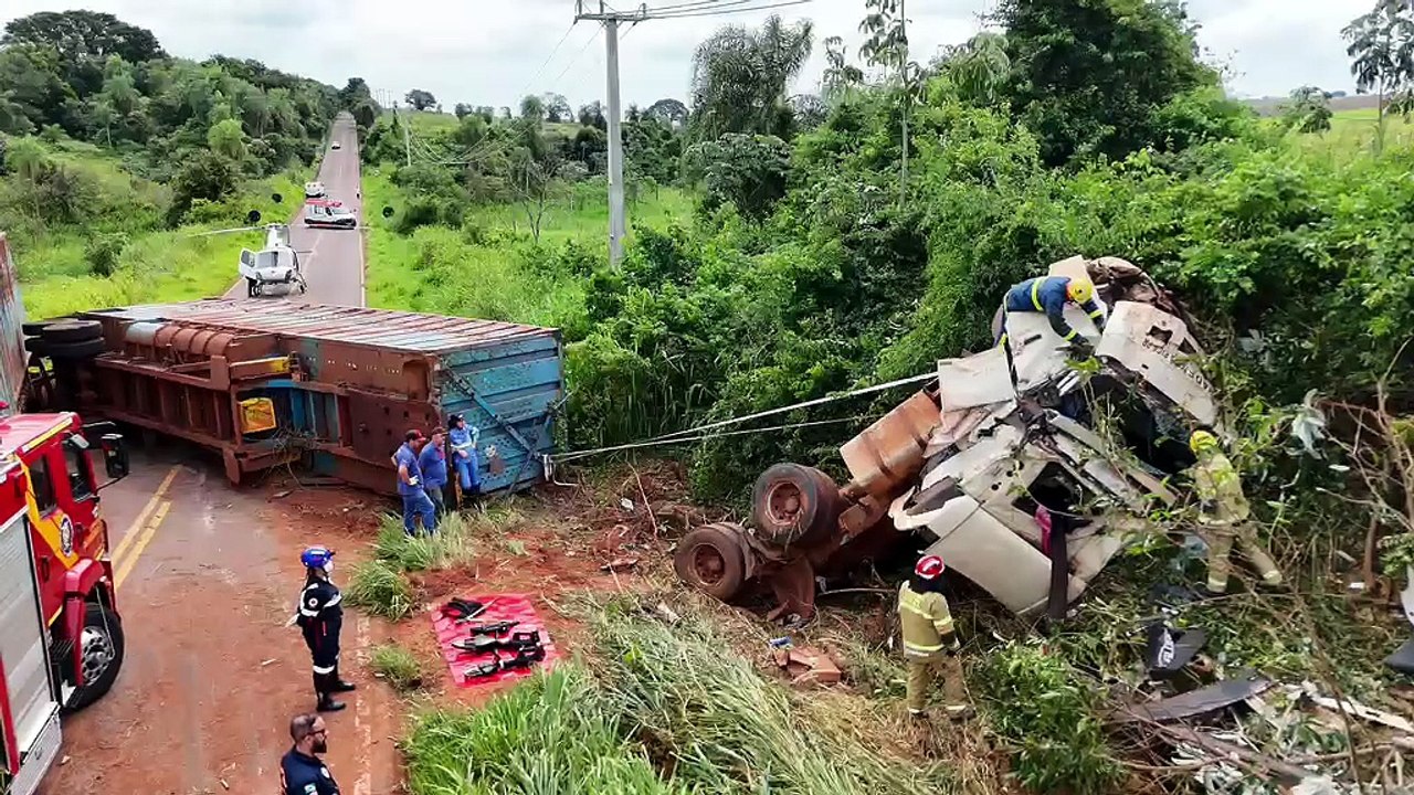 Condutor de carreta morre preso às ferragens após capotamento entre Ivaté e Icaraíma