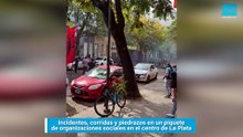 Incidentes, corridas y piedrazos en un piquete de organizaciones sociales en el centro de La Plata