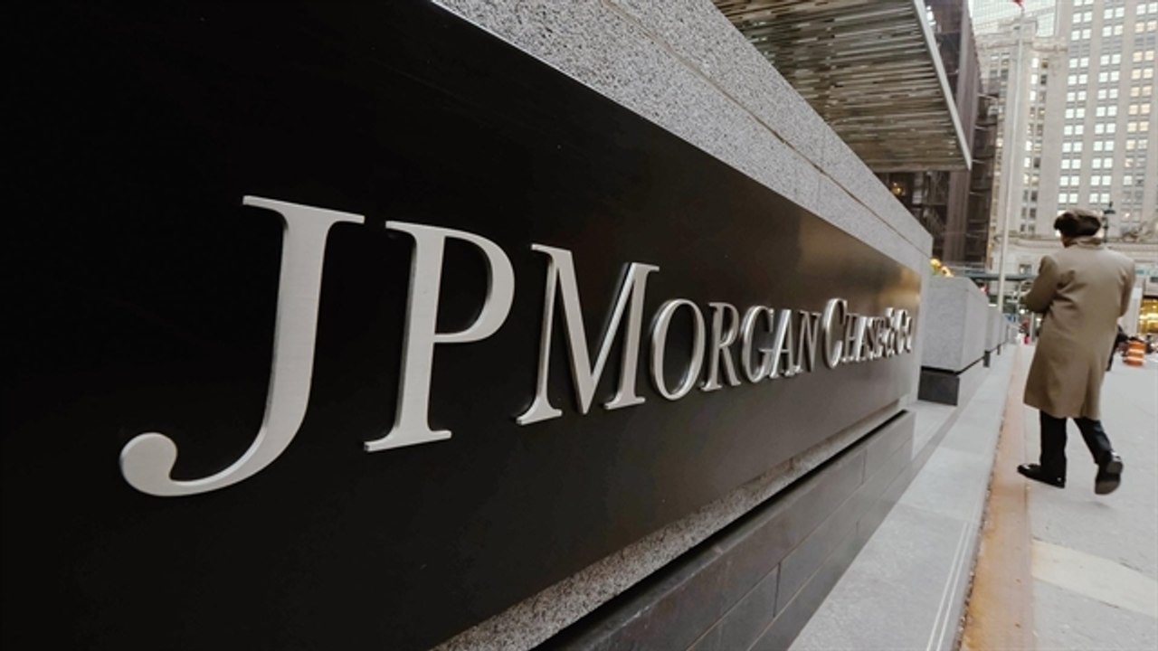 Analyst Warns That Oil Prices Threaten Banks