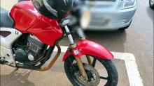 Batida entre moto e carro termina com gesto de solidariedade entre envolvidos