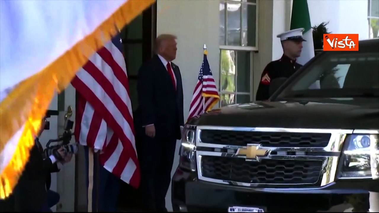 Meloni alla Casa Bianca nell'aprile 2025, la stretta di mano con Trump ARCHIVIO