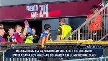 OKDIARIO caza a la seguridad del Atlético quitando esteladas a los hinchas del Barça en el Metropolitano
