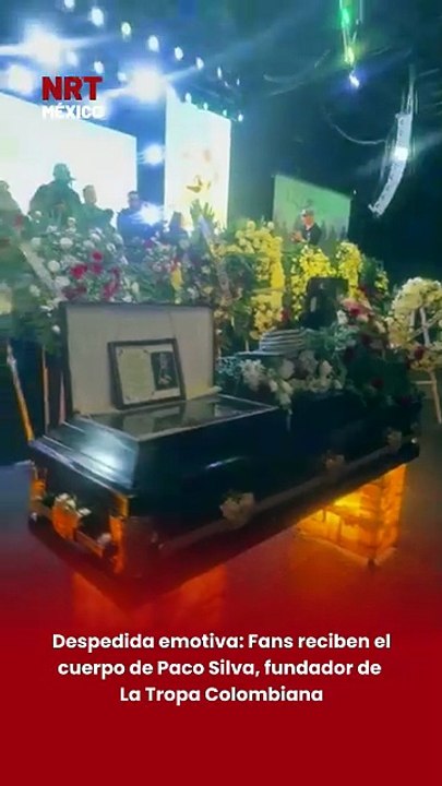 🕊️🎶 Entre aplausos y canciones, llegó el cuerpo del cantante regiomontano Paco Silva, fundador de La Tropa Colombiana, al General Show Center, donde decenas de fans se reunieron para darle el último adiós.