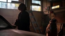 Simon y maddie hablan en un garage