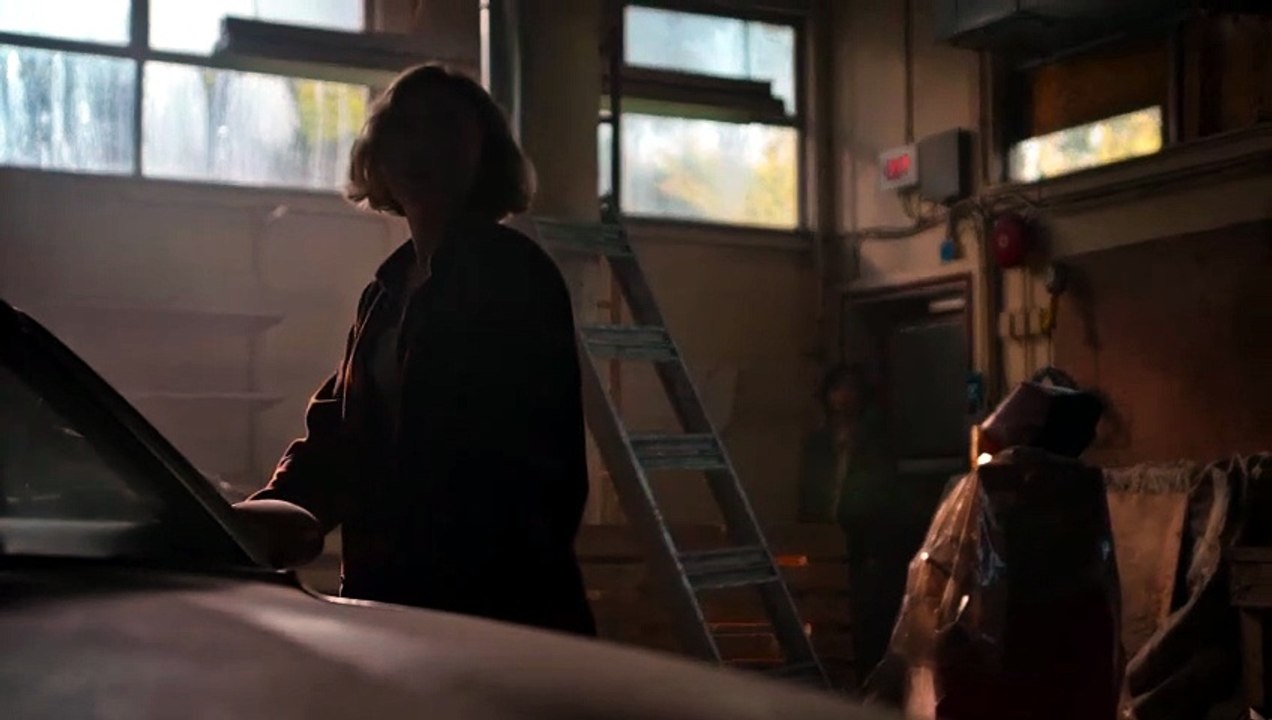 Simon y maddie hablan en un garage