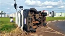 Caminhão carregado com blocos de concreto tomba na Avenida das Torres