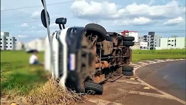 Caminhão carregado com blocos de concreto tomba na Avenida das Torres