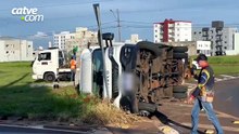 Caminhão carregado com blocos de concreto tomba em rotatória em Cascavel