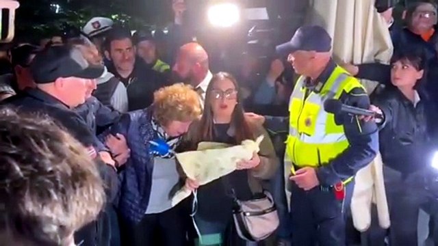 Fiaccolata a Massa: le lacrime di Romina, cugina di Giacomo Bongiorni: Qui ha trovato la fine, da qui deve iniziare qualcosa