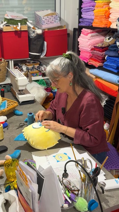 Marie transforme des dessins en peluches uniques 🧸✨