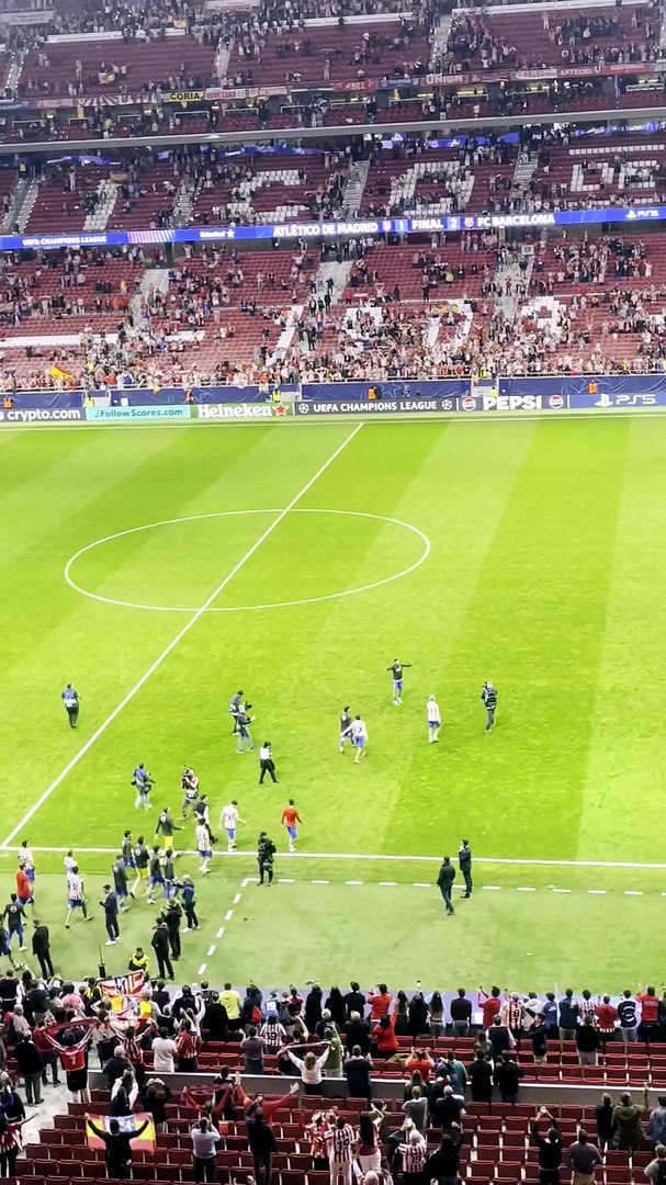 ¡Los jugadores del Atlético de Madrid saltaron al terreno de juego a petición de la afición!