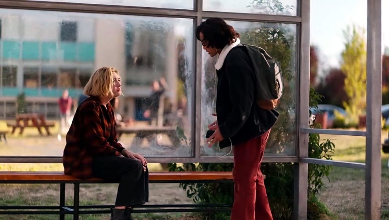 Simon y maddie hablan en el patio del colegio