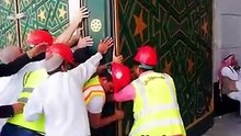 Pintu di Masjidil Haram ini besarnya luar biasa