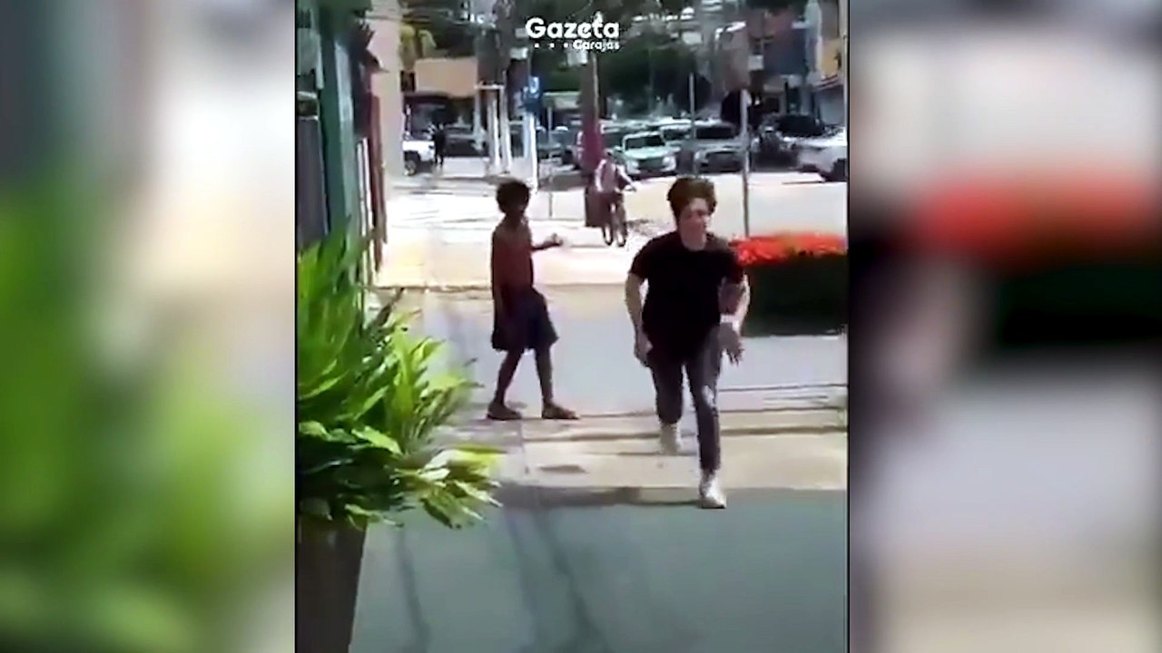 Estudantes de direito agridem homem em situação de rua com arma de choque em Belém