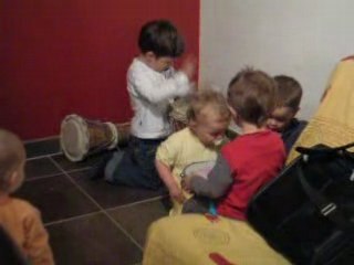 Axel danse au son du Tam Tam !