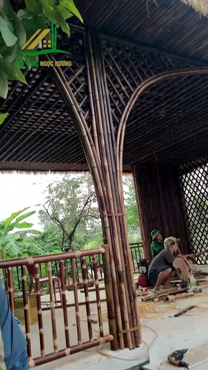 Hiện trường thi công nhà tre mái lá tại khuôn viên vườn rộng lớn - Tre Trúc Ngọc Dương