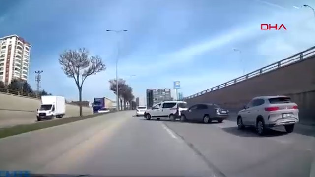 Ankara’da makas atan otomobil, hafif ticari araca çarptı: kaza anı kamerada
