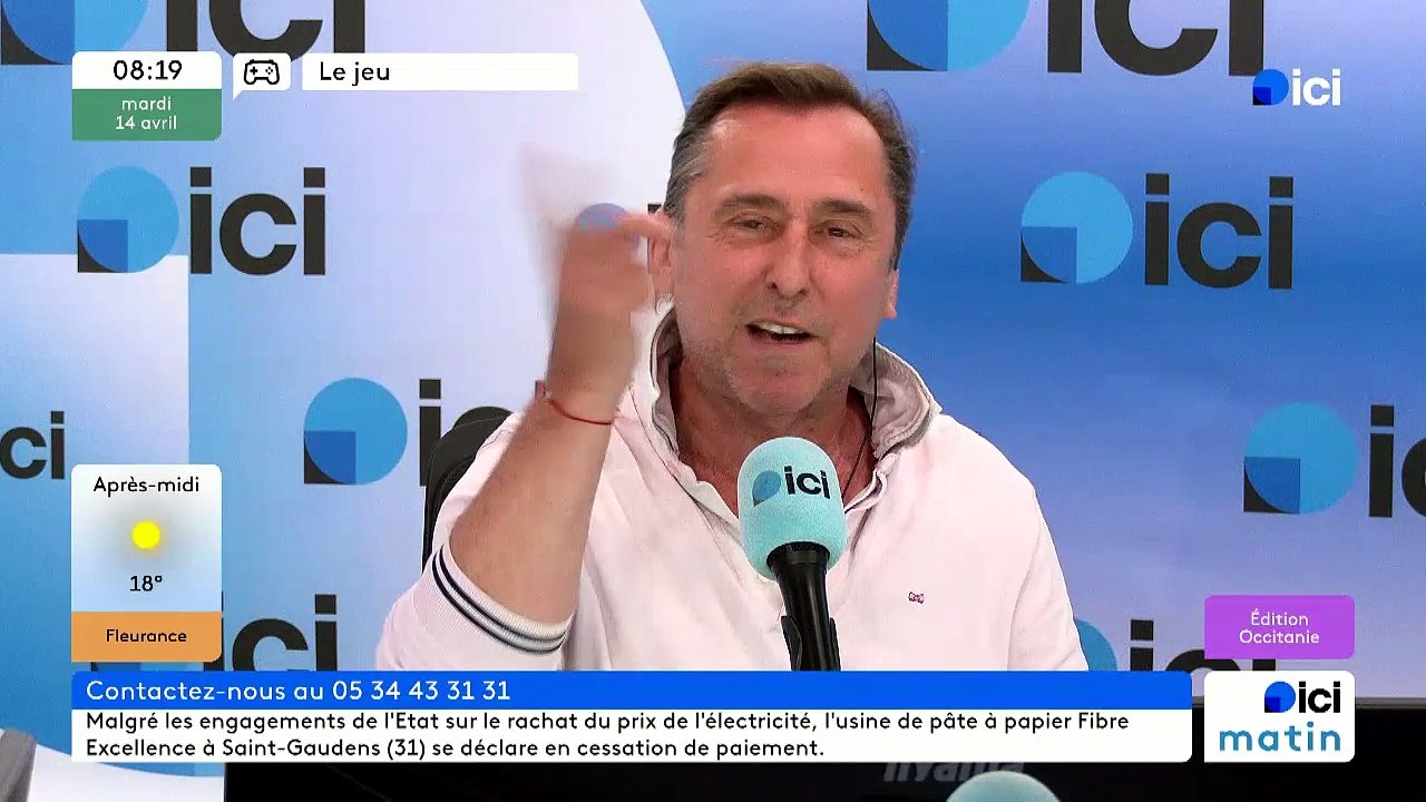Sébastien Brethenou danse dans le studio d'ICI Occitanie