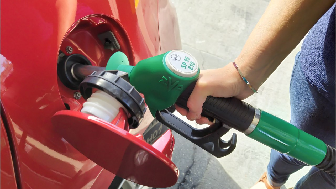 Hausse du carburant : de plus en plus d’automobilistes font leur plein en Suisse, on vous explique pourquoi