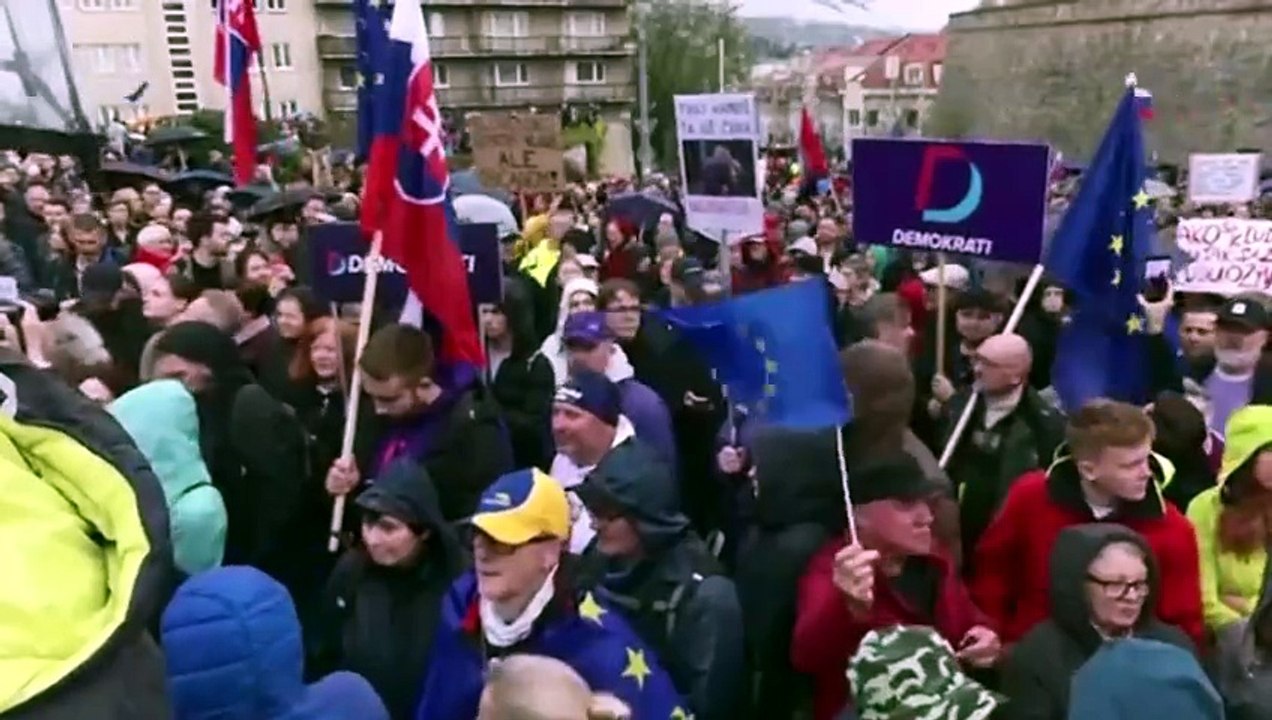 Eslováquia: multidão em Bratislava rejeita plano de Fico para acabar com voto no estrangeiro