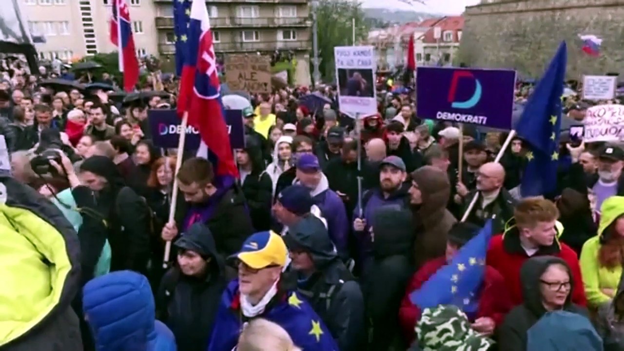 Bratislava, folla contro il piano di Fico di abolire il voto dall'estero