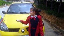 NIÑA DE 8 AÑITOS MANEJANDO TAXI EN COLOMBIA