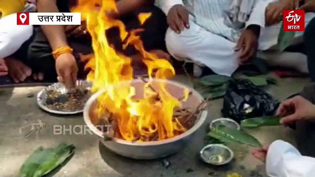 मिर्जापुर में कांग्रेस कार्यकर्ताओं का नौवें दिन धरना प्रदर्शन जारी, बुद्धि-शुद्धि यज्ञ कर जताया विरोध