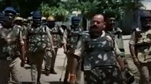 नोएडा में कर्मचारियों के प्रदर्शन पर पुलिस का फ्लैग मार्च, Video