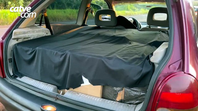 PRF apreende carro carregado com cigarros contrabandeados em estrada rural de Cascavel