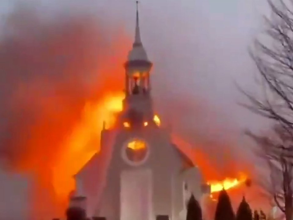 Historische Kirche geht in Flammen auf