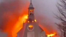Historische Kirche geht in Flammen auf