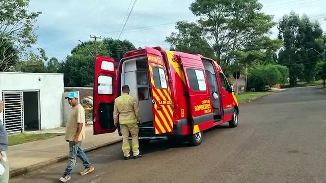 Homem de 62 anos sofre queda e é socorrido pelo Siate no Bairro Paulo Godoy, em Cascavel