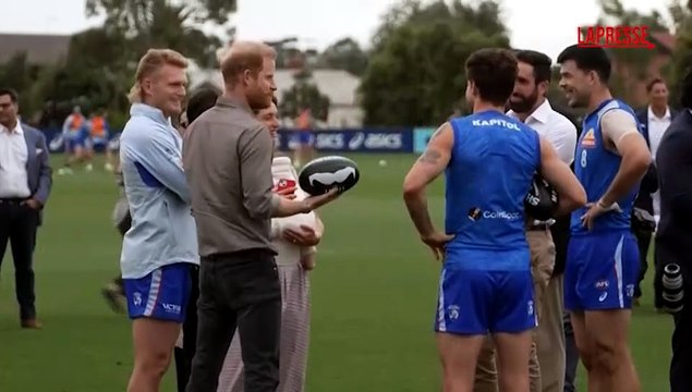 Australia, il principe Harry gioca a rugby assieme ai giocatori del Western Bulldogs a Melbourne