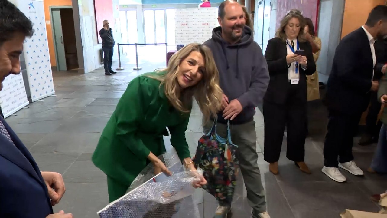 Yolanda Díaz recibe un regalo sorpresa durante su visita a Galicia: "¡Ostras, qué bonita, tío!"