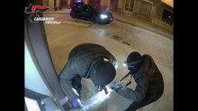 Vercelli, ecco come fanno saltare in aria i bancomat con armi da guerra. Incastrata la «banda della marmotta»