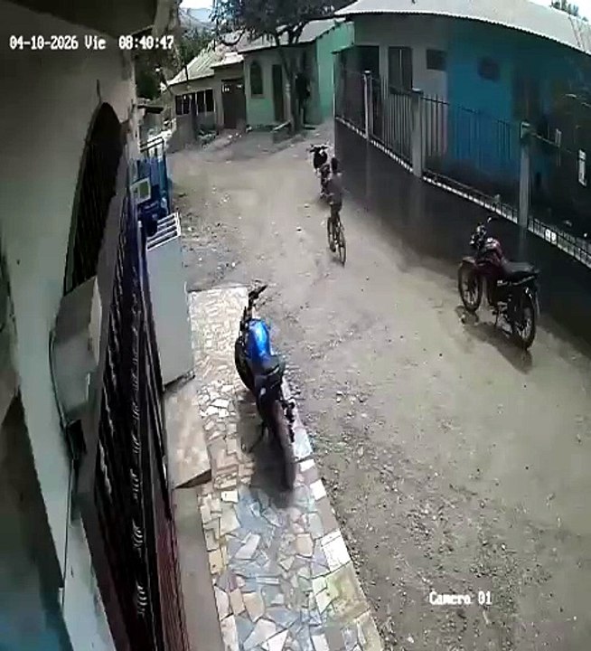 Menor termina chocando con Policía mientras iban corriendo