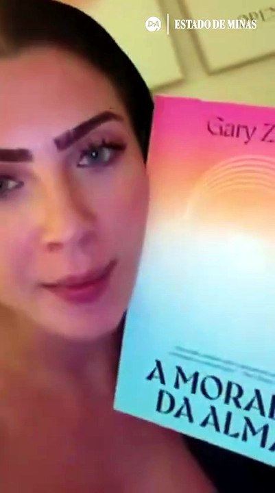 Jade Picon compra livro e desiste após ver quantidade de páginas
