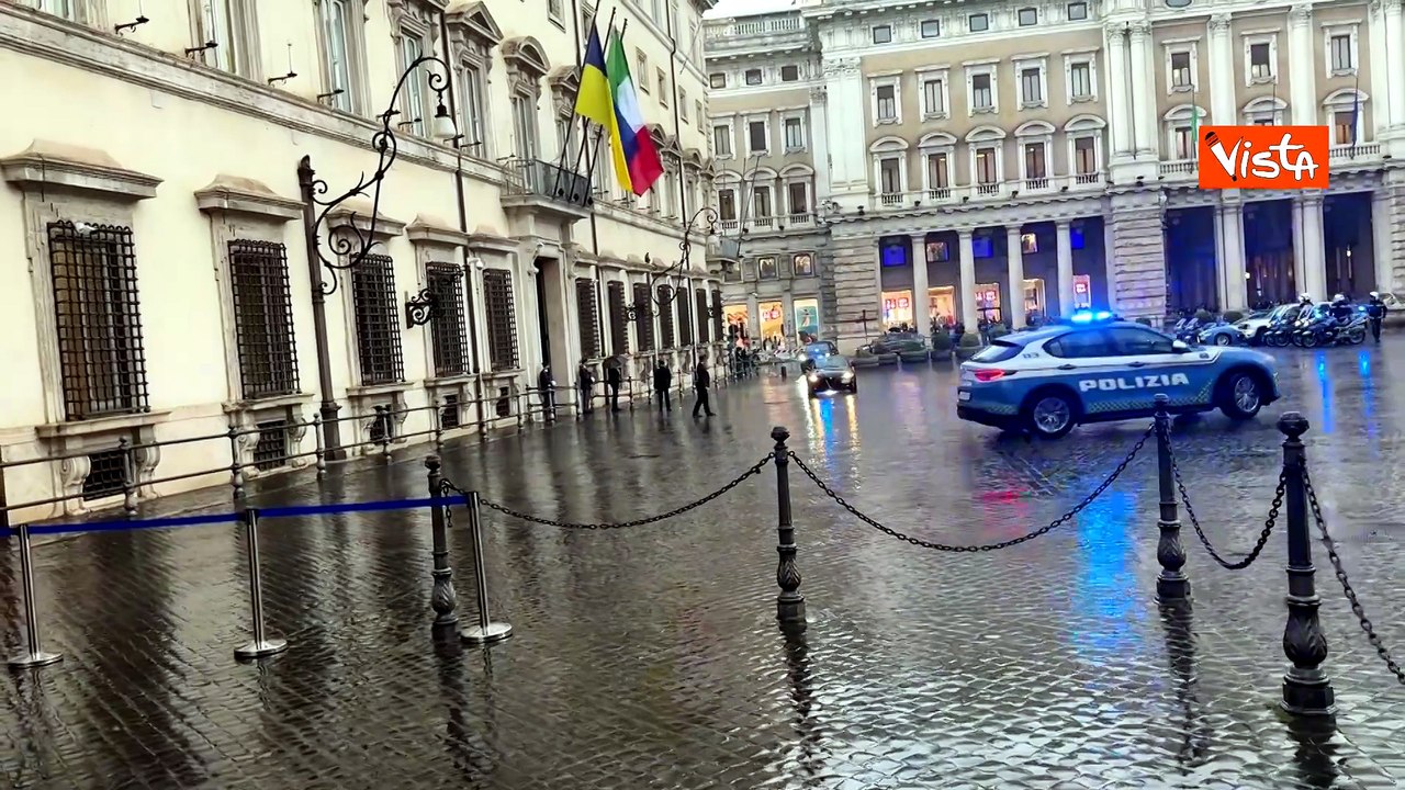 Zelensky arriva a Palazzo Chigi per incontro con Meloni. La pioggia e l’ingresso in macchina