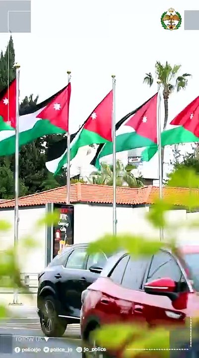 الأمن العام يباشر بلصق وتوزيع العلم الأردني على مركبات المواطنين احتفاءً بيوم العلم